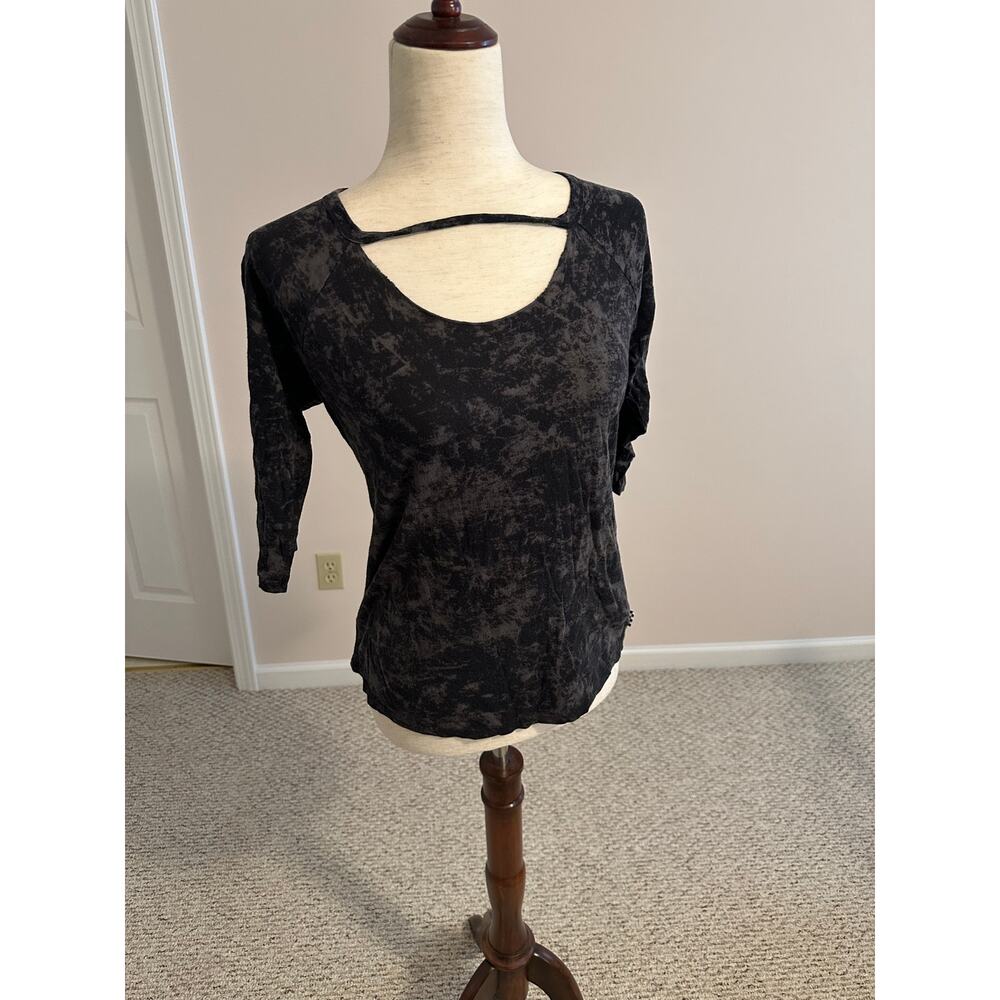 Vans Off the Wall top in black ladies size medium